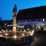 Brunnen im Klosterhof weihnachtlich beleuchtet