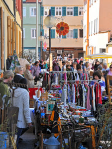 Flohmarktstände auf dem Esslinger Blarerplatz