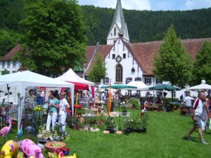 Marktstände Klostergartentage Blaubeuren vor Klostergebäude