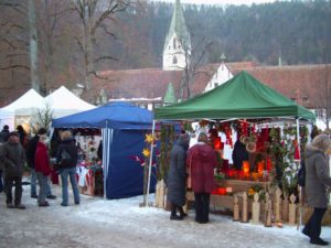Marktstände Wintermärchenmarkt vor Klostergebäude