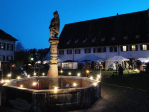 Brunnen im Klosterhof weihnachtlich beleuchtet
