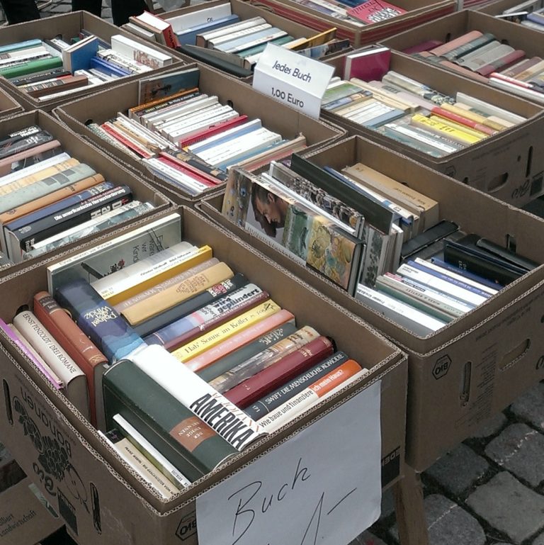 Bücherkisten auf dem Büchermarkt