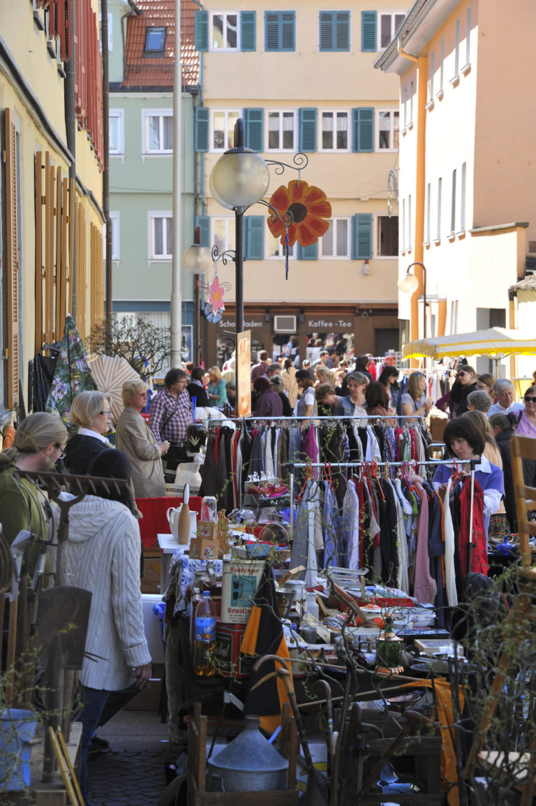 Flohmarktstände vor der Musikschule am Blarerplatz