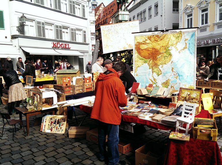 Büchermarkt Stände am Postmichelbrunnen Esslingen